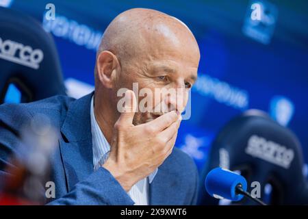 Bochum, Allemagne. 03 juin 2024. Football : Bundesliga, VfL Bochum Conférence de presse pour présenter le nouvel entraîneur, Vonovia Ruhrstadion. Peter Zeidler est assis sur le podium. Crédit : Rolf Vennenbernd/dpa/Alamy Live News Banque D'Images