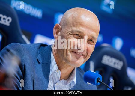 Bochum, Allemagne. 03 juin 2024. Football : Bundesliga, VfL Bochum Conférence de presse pour présenter le nouvel entraîneur, Vonovia Ruhrstadion. Peter Zeidler est assis sur le podium. Crédit : Rolf Vennenbernd/dpa/Alamy Live News Banque D'Images