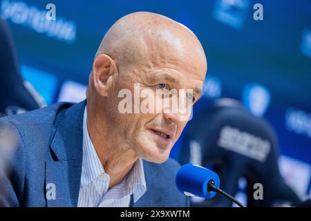 Bochum, Allemagne. 03 juin 2024. Football : Bundesliga, VfL Bochum Conférence de presse pour présenter le nouvel entraîneur, Vonovia Ruhrstadion. Peter Zeidler est assis sur le podium. Crédit : Rolf Vennenbernd/dpa/Alamy Live News Banque D'Images