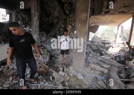 Les Palestiniens collectent les effets personnels restants dans les décombres des maisons détruites après les attaques israéliennes les Palestiniens collectent les effets personnels restants dans les décombres des maisons détruites après les attaques israéliennes contre la maison appartenant à la famille Abu El-Nar lors de l'attaque israélienne contre le camp de réfugiés de Nusairat à Deir Al Balah, Gaza, le 3 juin 2024. Photo Omar Ashtawy apaimages Nusairat bande de Gaza territoire palestinien 030624 Nusairat OSH 006 Copyright : xapaimagesxOmarxAshtawyxxapaimagesx Banque D'Images