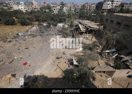 Les Palestiniens collectent les effets personnels restants dans les décombres des maisons détruites après les attaques israéliennes les Palestiniens collectent les effets personnels restants dans les décombres des maisons détruites après les attaques israéliennes contre la maison appartenant à la famille Abu El-Nar lors de l'attaque israélienne contre le camp de réfugiés de Nusairat à Deir Al Balah, Gaza, le 3 juin 2024. Photo Omar Ashtawy apaimages Nusairat bande de Gaza territoire palestinien 030624 Nusairat OSH 0025 Copyright : xapaimagesxOmarxAshtawyxxapaimagesx Banque D'Images