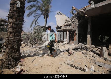 Les Palestiniens collectent les effets personnels restants dans les décombres des maisons détruites après les attaques israéliennes les Palestiniens collectent les effets personnels restants dans les décombres des maisons détruites après les attaques israéliennes contre la maison appartenant à la famille Abu El-Nar lors de l'attaque israélienne contre le camp de réfugiés de Nusairat à Deir Al Balah, Gaza, le 3 juin 2024. Photo Omar Ashtawy apaimages Nusairat bande de Gaza territoire palestinien 030624 Nusairat OSH 007 Copyright : xapaimagesxOmarxAshtawyxxapaimagesx Banque D'Images