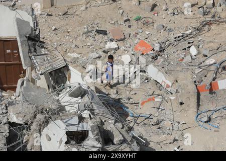 Les Palestiniens collectent les effets personnels restants dans les décombres des maisons détruites après les attaques israéliennes les Palestiniens collectent les effets personnels restants dans les décombres des maisons détruites après les attaques israéliennes contre la maison appartenant à la famille Abu El-Nar lors de l'attaque israélienne contre le camp de réfugiés de Nusairat à Deir Al Balah, Gaza, le 3 juin 2024. Photo Omar Ashtawy apaimages Nusairat bande de Gaza territoire palestinien 030624 Nusairat OSH 0028 Copyright : xapaimagesxOmarxAshtawyxxapaimagesx Banque D'Images