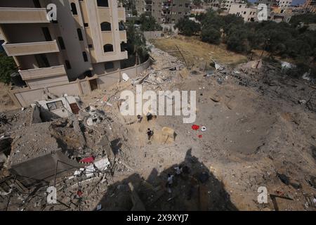 Les Palestiniens collectent les effets personnels restants dans les décombres des maisons détruites après les attaques israéliennes les Palestiniens collectent les effets personnels restants dans les décombres des maisons détruites après les attaques israéliennes contre la maison appartenant à la famille Abu El-Nar lors de l'attaque israélienne contre le camp de réfugiés de Nusairat à Deir Al Balah, Gaza, le 3 juin 2024. Photo Omar Ashtawy apaimages Nusairat bande de Gaza territoire palestinien 030624 Nusairat OSH 0021 Copyright : xapaimagesxOmarxAshtawyxxapaimagesx Banque D'Images