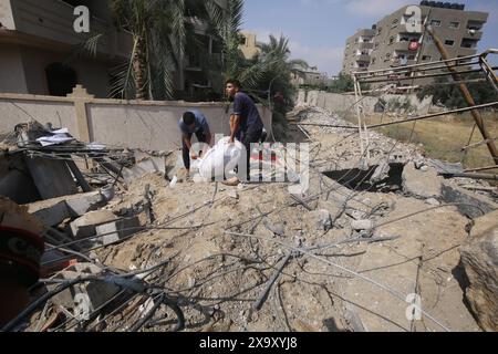 Les Palestiniens collectent les effets personnels restants dans les décombres des maisons détruites après les attaques israéliennes les Palestiniens collectent les effets personnels restants dans les décombres des maisons détruites après les attaques israéliennes contre la maison appartenant à la famille Abu El-Nar lors de l'attaque israélienne contre le camp de réfugiés de Nusairat à Deir Al Balah, Gaza, le 3 juin 2024. Photo Omar Ashtawy apaimages Nusairat bande de Gaza territoire palestinien 030624 Nusairat OSH 0032 Copyright : xapaimagesxOmarxAshtawyxxapaimagesx Banque D'Images