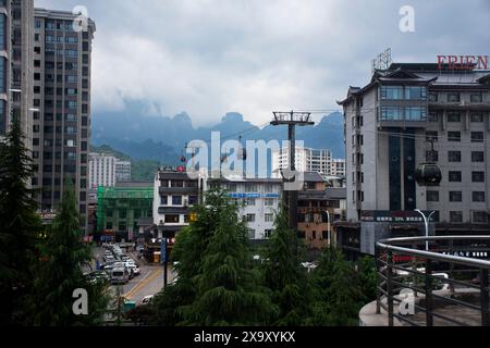 Voir paysage montagne et paysage urbain Zhangjiajie avec téléphérique pour les chinois voyageurs étrangers visiter la grotte Tianmen ou la porte du ciel à Na Banque D'Images