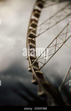 Grande roue de Budapest par un jour nuageux et pluvieux, Budapest Eye Banque D'Images