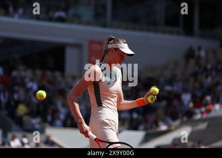 Paris, France. 3 juin 2024. Elena Rybakina réagit lors de la manche en simple féminine du 16e match entre Elena Rybakina, du Kazakhstan, et Elina Svitolina, d'Ukraine, au tournoi de tennis français à Paris, France, le 3 juin 2024. Crédit : Gao Jing/Xinhua/Alamy Live News Banque D'Images