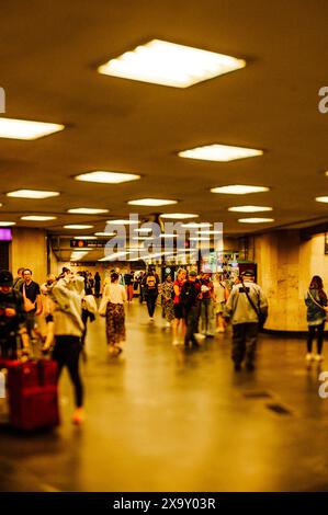 Une foule se déplace à travers la station de métro à Budapest Banque D'Images