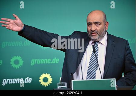 Berlin, Allemagne. 03 juin 2024. Omid Nouripour, Président fédéral de Bündnis90/Die Grünen, participe à la conférence de presse qui suit les réunions de la Commission. Crédit : Sabina Crisan/dpa/Alamy Live News Banque D'Images