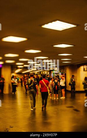 Une foule se déplace à travers la station de métro à Budapest Banque D'Images