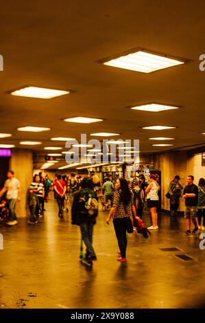 Une foule se déplace à travers la station de métro à Budapest Banque D'Images