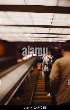 Une personne est debout sur l'escalier roulant à la station de métro Budapest Banque D'Images