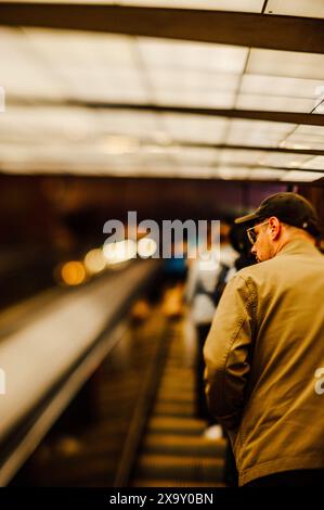 Une personne est debout sur l'escalier roulant à la station de métro Budapest Banque D'Images