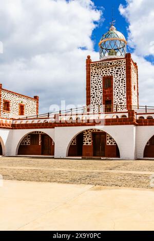 Le beau bâtiment phare de Punta la Entallada (Faro de la Entallada ou Punta Lantailla). Fuerteventura, Îles Canaries, Espagne Banque D'Images