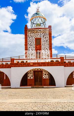 Le beau bâtiment phare de Punta la Entallada (Faro de la Entallada ou Punta Lantailla). Fuerteventura, Îles Canaries, Espagne Banque D'Images