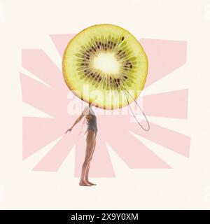 Jeune femme en maillot de bain rayé vintage debout avec tête kiwi sur fond clair abstrait. Collage d'art contemporain. Banque D'Images