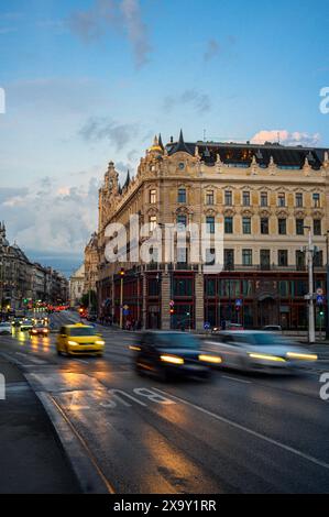 Ferenciek Tere, place Ferenciek (passage Parisien) tourné avec une grande vitesse d'obturation Banque D'Images