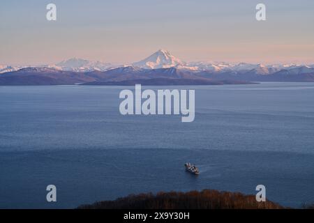 Petropavlovsk Kamtchatsky. 3 juin 2024. Cette photo prise le 2 juin 2024 montre le volcan Vilyuchinsky au Kamtchatka, en Russie. Le territoire du Kamtchatka est situé dans la partie orientale de l'extrême-Orient russe, bordant la mer d'Okhotsk à l'ouest et l'océan Pacifique et la mer de Béring à l'est. Sa capitale est Petropavlovsk-Kamtchatsky. Crédit : Guo Feizhou/Xinhua/Alamy Live News Banque D'Images