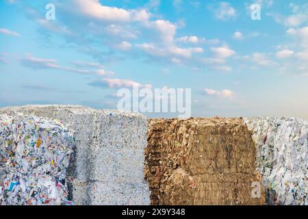 Balles empilées de papier recyclé néerlandais aux pays-Bas Banque D'Images