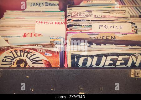 Den Bosch, pays-Bas - 12 mai 2024 : image de style rétro de boîtes avec disques vinyle tournants sur un marché aux puces antique des années cinquante à soixante-dix Banque D'Images