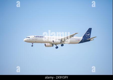 02.06.2024, Berlin, Deutschland, Europa - Ein Passagierflugzeug vom Typ Airbus A321-231 der Lufthansa mit der Registrierung d-AIDM im Landeanflug auf den Flughafen Berlin Brandenburg Ber. Lufthansa ist Mitglied der Star Alliance Luftfahrtallianz, einem internationalen Netzwerk von Fluggesellschaften. *** 02 06 2024, Berlin, Allemagne, Europe Un Airbus A321 231 de Lufthansa immatriculé d AIDM à l'approche de l'aéroport de Berlin Brandebourg BER Lufthansa est membre de l'alliance aérienne Star Alliance, un réseau international de compagnies aériennes Banque D'Images