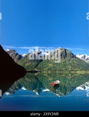 NON - COMTÉ DE Vestland : Lac Oppstrynsvatn (aussi connu sous le nom de Strynevatnet, ou Strynevatn) par Edmund Nagele FRPS Banque D'Images