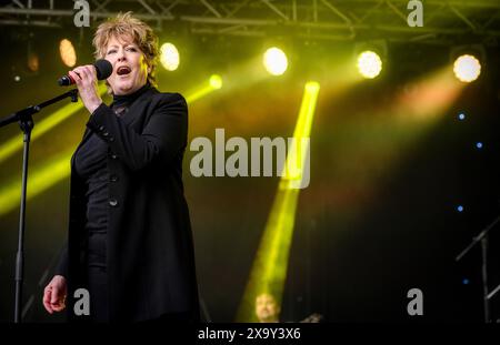 Leyland, Lancashire, dimanche 26 mai 2024. La chanteuse Katrina Leskanich se produit sur scène au festival annuel Music in the Park à Worden Park, Leyland. Banque D'Images