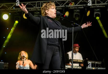 Leyland, Lancashire, dimanche 26 mai 2024. La chanteuse Katrina Leskanich se produit sur scène au festival annuel Music in the Park à Worden Park, Leyland. Banque D'Images