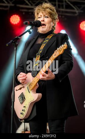 Leyland, Lancashire, dimanche 26 mai 2024. La chanteuse Katrina Leskanich se produit sur scène au festival annuel Music in the Park à Worden Park, Leyland. Banque D'Images