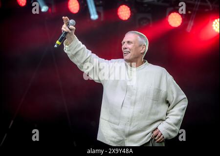 Leyland, Lancashire, dimanche 26 mai 2024. Mark 'Bez' Berry des Happy Mondays se produit sur scène au festival annuel Music in the Park à Worden Banque D'Images