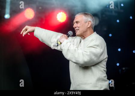 Leyland, Lancashire, dimanche 26 mai 2024. Mark 'Bez' Berry des Happy Mondays se produit sur scène au festival annuel Music in the Park à Worden Banque D'Images