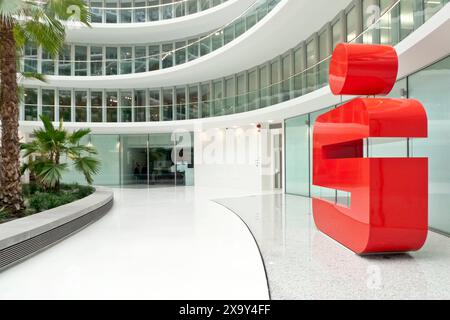 Sparkassen-logo im Atrium 20240603ad894 Hamburger Sparkasse Zentrale neue Haspa-Zentrale im Hamburger Deutschlandhaus Hauptgeschäftsstelle Innenstadt größte Sparkassen-filiale Deutschlands Schriftzug logo Firmenschild Banken Hamburg Deutschland Germany *** Sparkassen logo dans l'atrium 20240603ad894 Hamburger Sparkassen Sparkasse siège social siège social de la banque centrale de Hambourg siège social de Hambourg succursale en Allemagne lettrage logo entreprise signe banques Hambourg Allemagne Copyright : xAchimxDuwentästerx Banque D'Images