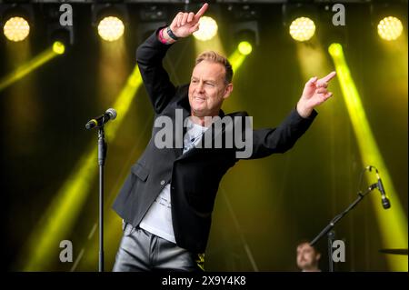 Leyland, Lancashire, dimanche 26 mai 2024. Le chanteur et acteur Jason Donovan se produit sur scène au festival annuel Music in the Park à Worden Park, au Louisiane Banque D'Images