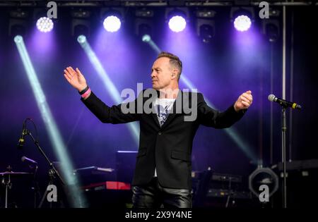 Leyland, Lancashire, dimanche 26 mai 2024. Le chanteur et acteur Jason Donovan se produit sur scène au festival annuel Music in the Park à Worden Park, au Louisiane Banque D'Images