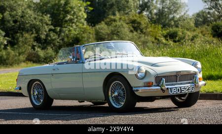 Stony Stratford, Royaume-Uni - 2 juin 2024 : 1969 voiture de sport classique MG C blanche conduisant sur une route de campagne britannique Banque D'Images