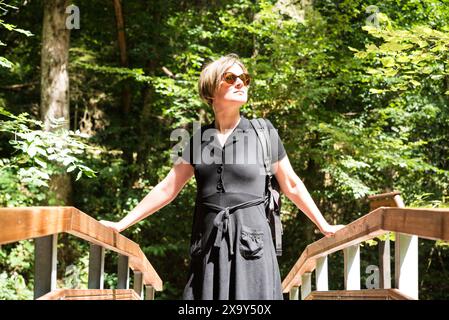 Portrait d'une femme à un pont en bois sur une petite vallée de ruisseau dans les bois, Kordel, Allemagne. autorisation du modèle Banque D'Images