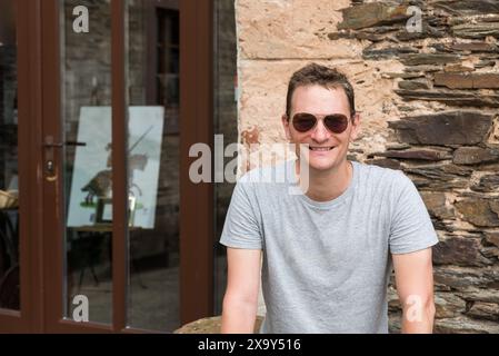 Portrait extérieur d'un homme sportif de 40 ans, Longuich, Rhénanie-Palatinat, Allemagne. Autorisation du modèle. Banque D'Images