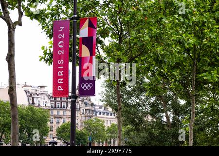 Paris, France. 02 juin 2024. Bannières pour les Jeux Olympiques accrochées à un lampadaire. Les Jeux Olympiques auront lieu du 26 juillet au 11 août 2024. Crédit : Frank Molter/dpa/Alamy Live News Banque D'Images