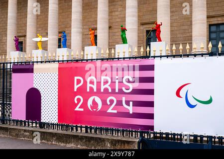 Paris, France. 02 juin 2024. Des statues avec équipement sportif se dressent devant le Palais Bourbon, siège de l’Assemblée nationale française, pour annoncer les Jeux Olympiques. Ils auront lieu du 26 juillet au 11 août 2024. Crédit : Frank Molter/dpa/Alamy Live News Banque D'Images