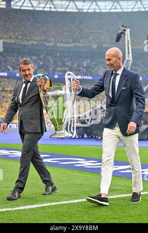 Londres, Angleterre. 01 juin 2024. Karl-Heinz Riedle (G) et Zinedine Zidane (d) présentent le trophée sur le terrain avant la finale de l'UEFA Champions League 2024 entre le Borussia Dortmund et le Real Madrid à Wembley à Londres. (Crédit photo : Gonzales photo - Tommaso Fimiano). Banque D'Images