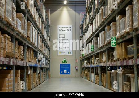 Allée d'entrepôt libre-service dans le magasin Ikea avec une pancarte en espagnol indiquant que l'achat à Ikea est facile Barakaldo Bilbao pays Basque Espagne Banque D'Images