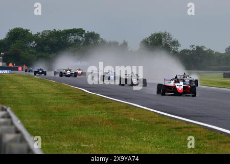 Menant à une Bentley Straight très humide, Kai Daryanani, Fortec Motorsport, ROKiT F4 British Championship, certifié par la FIA, trois vingt minutes R Banque D'Images