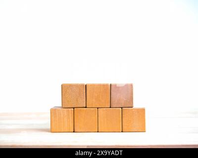 pile de 5 blocs de bois isolé sur une table en bois, fond de bannière blanche avec espace de copie. Modèle vide cinq cubes disposés en ligne horizontale pour Banque D'Images