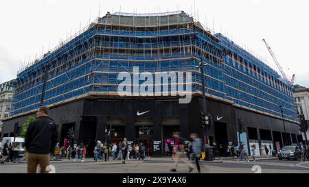 Londres, Royaume-Uni. 3 juin 2024. La bâche bleue qui recouvrait récemment l’échafaudage extérieur (y compris un sac à provisions IKEA géant) entourant l’ancien fleuron Top Shop à Oxford Circus, a été retirée. IKEA prévoit d’ouvrir un magasin en centre-ville en 2025. Les commentateurs ont déclaré qu’Oxford Street, autrefois la rue commerçante la plus fréquentée d’Europe, a besoin d’un coup de pouce indispensable. Credit : Stephen Chung / Alamy Live News Banque D'Images