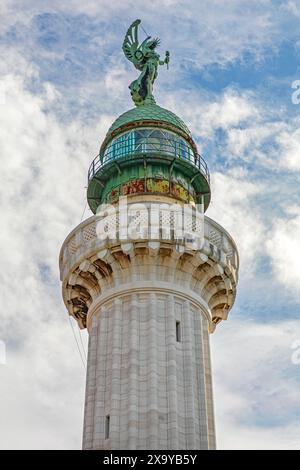 Trieste, Italie - 7 mars 2020 : phare Faro della Vittoria historique ciel nuageux jour d'hiver. Banque D'Images