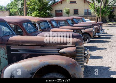 Les vieilles voitures américaines anciennes à Scrapyard aux États-Unis Banque D'Images