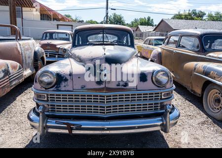 Les vieilles voitures américaines anciennes à Scrapyard aux États-Unis Banque D'Images