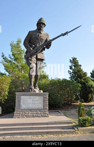 Statue du soldat au cimetière turc du parc commémoratif du 57e régiment, Gallipoli, province de Canakkale, Turquie Banque D'Images