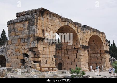 Arc de triomphe, porte Domitienne, Hiérapolis ancienne ville grecque hellénistique, Pamukkale, province de Denizli, Turquie Banque D'Images